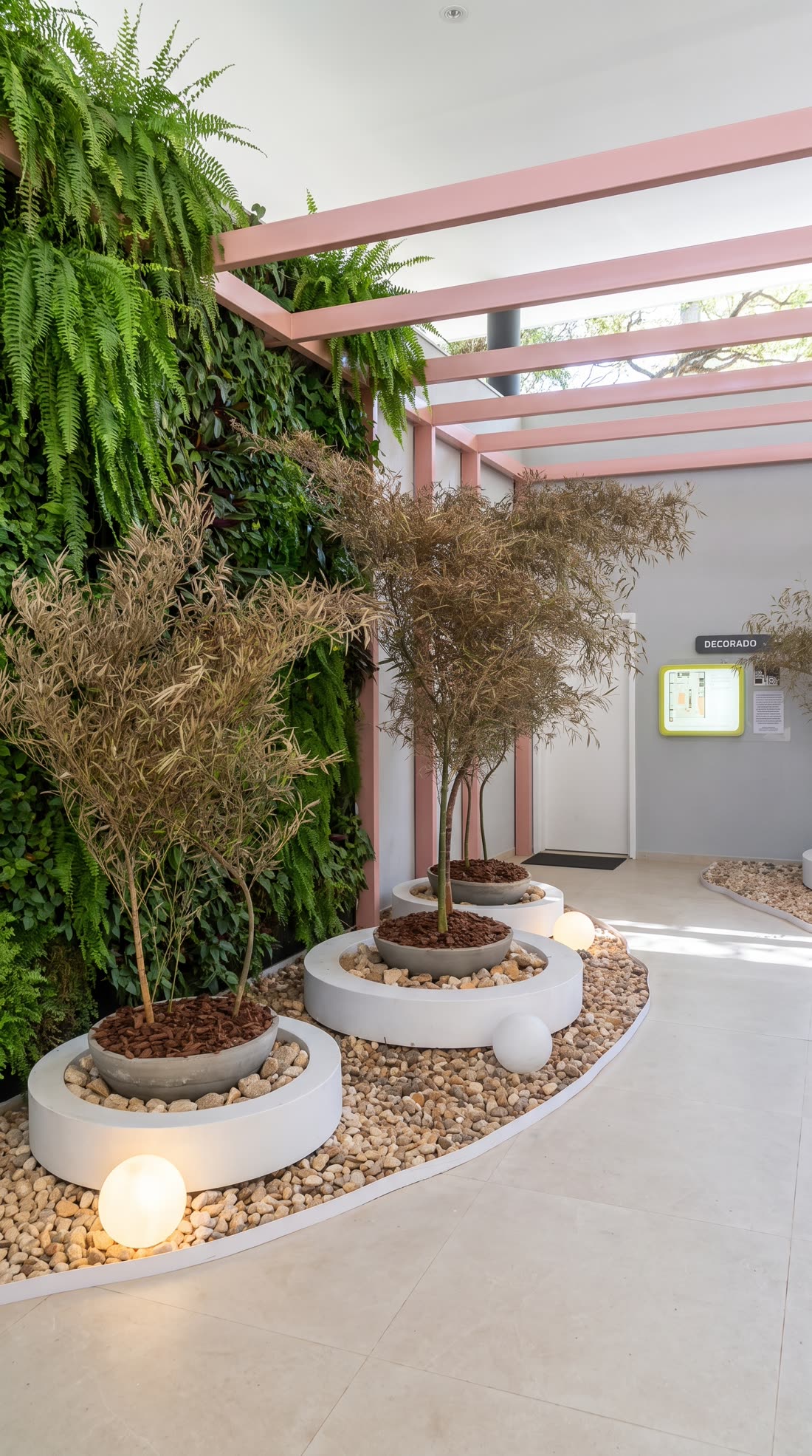Paisagismo de entrada de decorado com jardim vertical e bambus